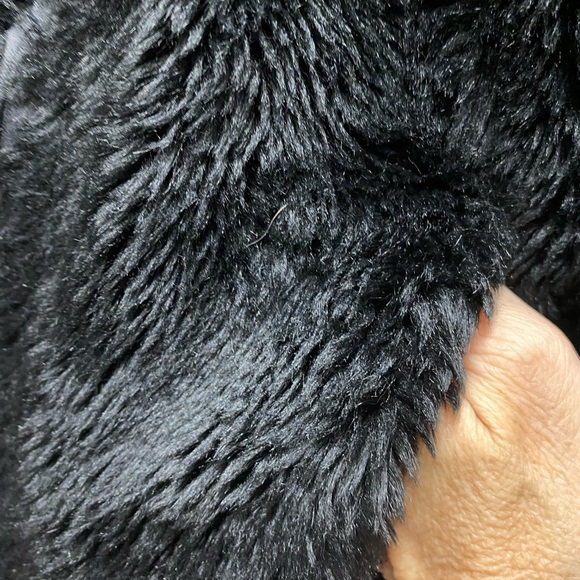 Ladies like new black faux fur with pockets inside and out - Picture 8 of 15